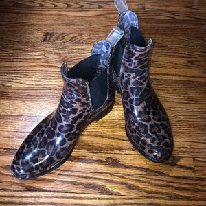 Woman’s Joe Fresh cheetah print rain boots ☔️